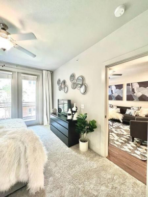 Artistic Luxe Oasis: Modern, Uptown/Downtown